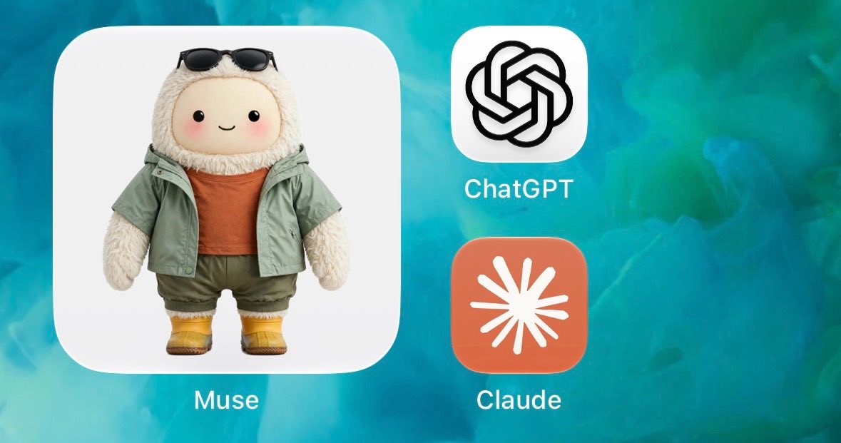 一台 iPhone 主屏幕上显示方形 Muse 头像小组件,旁边还有 ChatGPT 与 Claude 应用图标